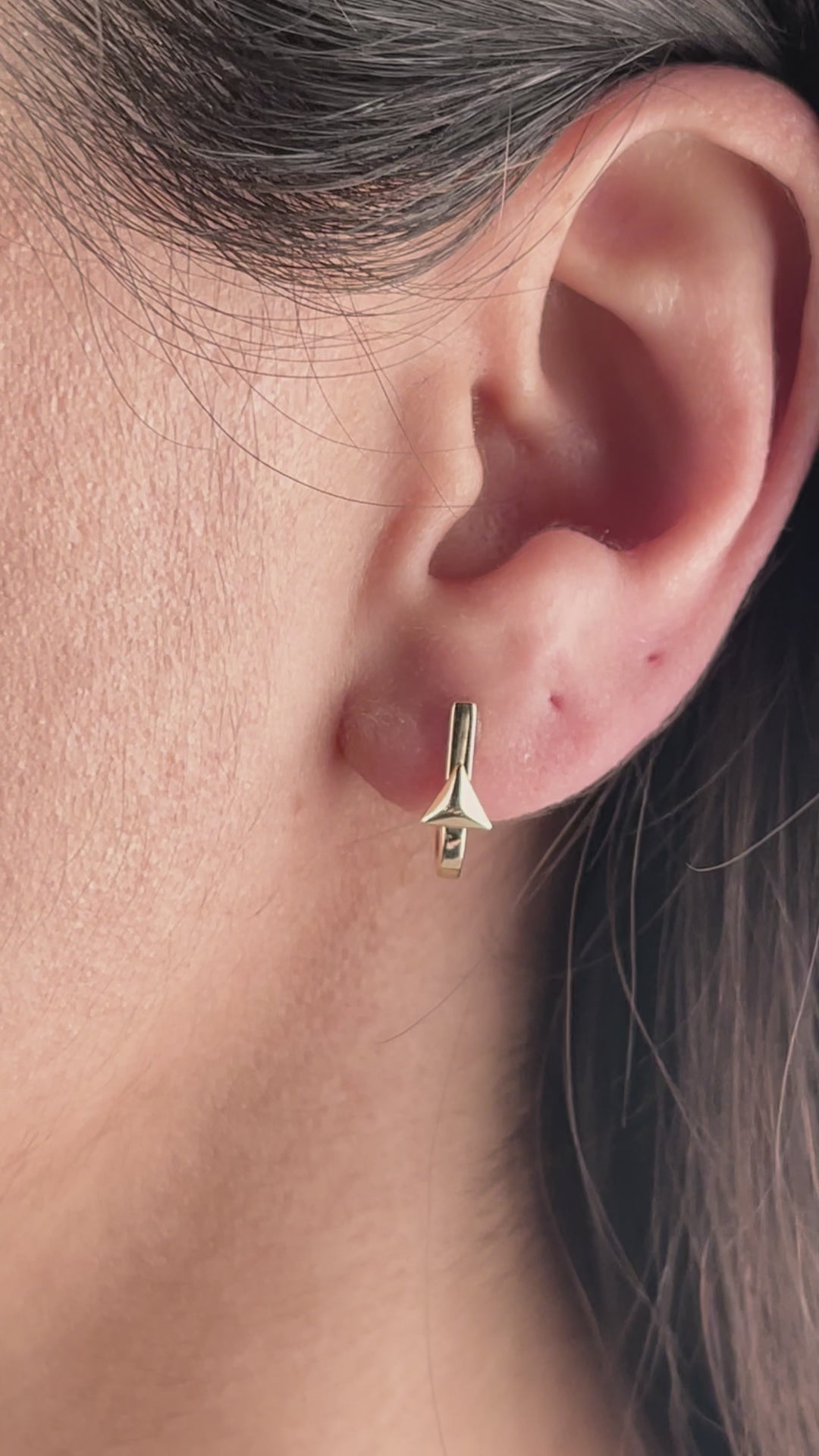 Üçgün Detaylı Halka Küpe | 14 Ayar Altın